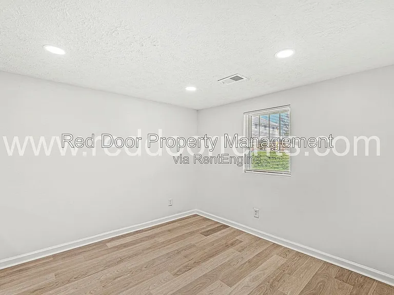 1037 W 30th St — Photo 8