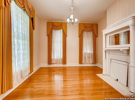 3rd image of 609 E Carson St