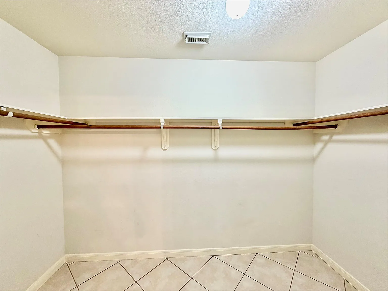3 bed, 2.0 bath, 2180 sqft, $2,300 — Photo 4