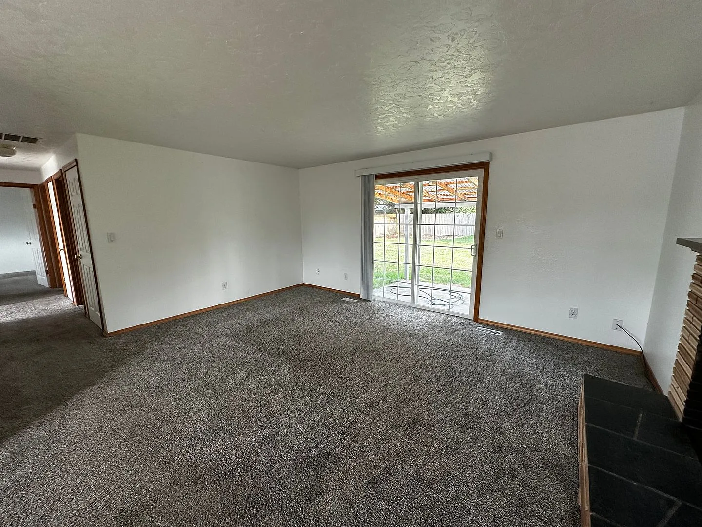 Nice 2 Bedroom Home With A Huge Fenced Back Yard In SE Albany — Photo 4