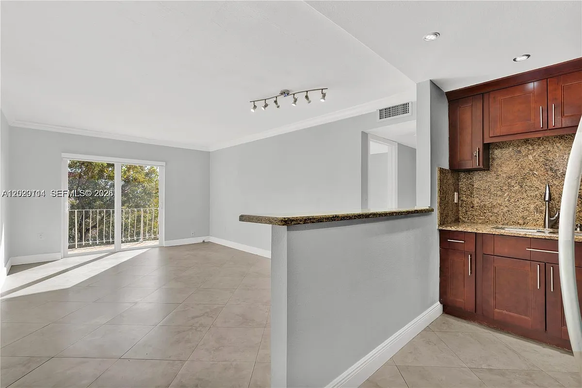 Building Photo - 6200 W Flagler St #301
