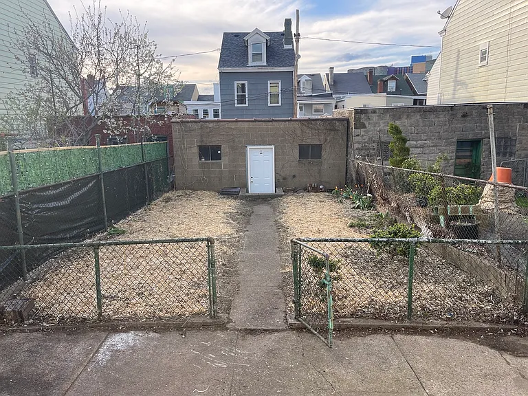 Private fenced-in yard