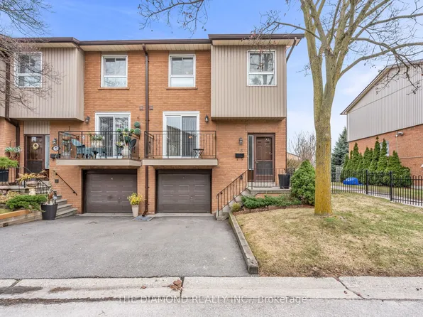 725 Vermouth Ave #16, Mississauga, ON L5A 3X5