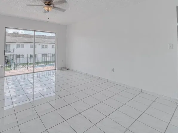 9520 SW 8th St APT 222, Miami, FL 33174