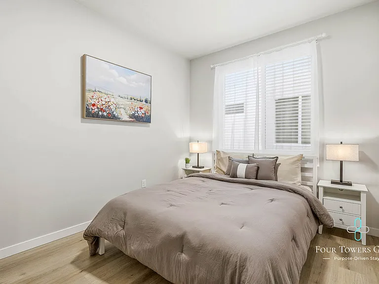 1203 NE Emerald Dr — Photo 4