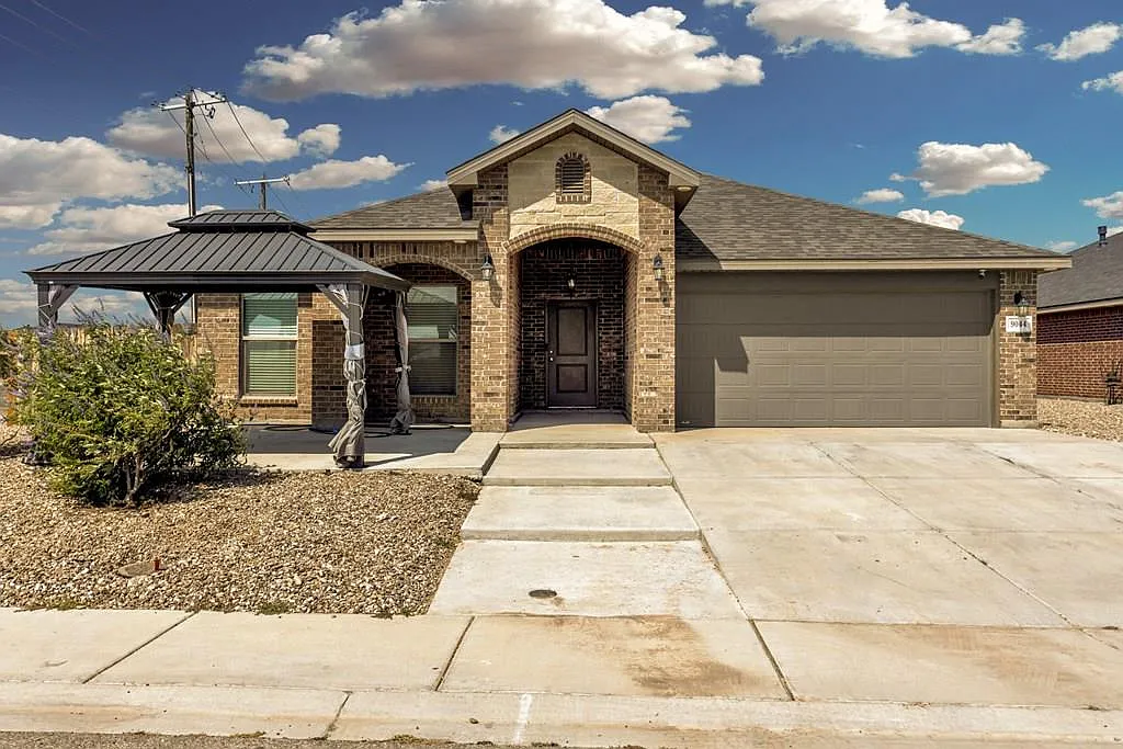 4 bed, 2.5 bath, 2350 sqft, $2,900 — Photo 1