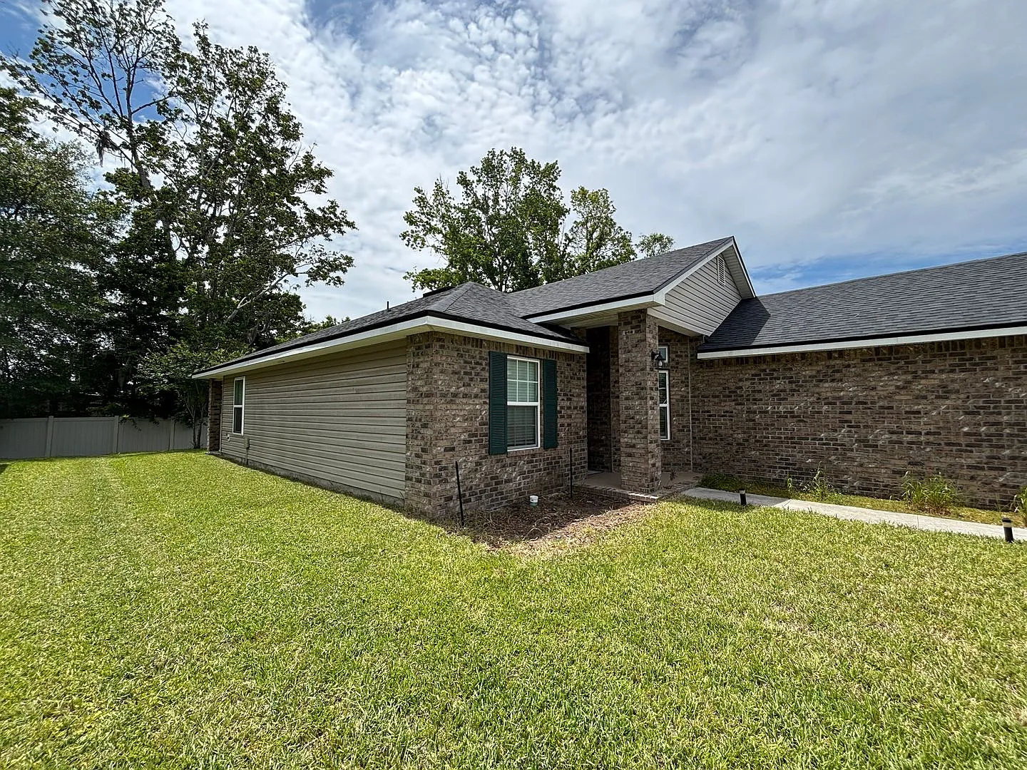Beautiful 3/2 Located in 32219 priced to rent & won't last long! — Photo 2