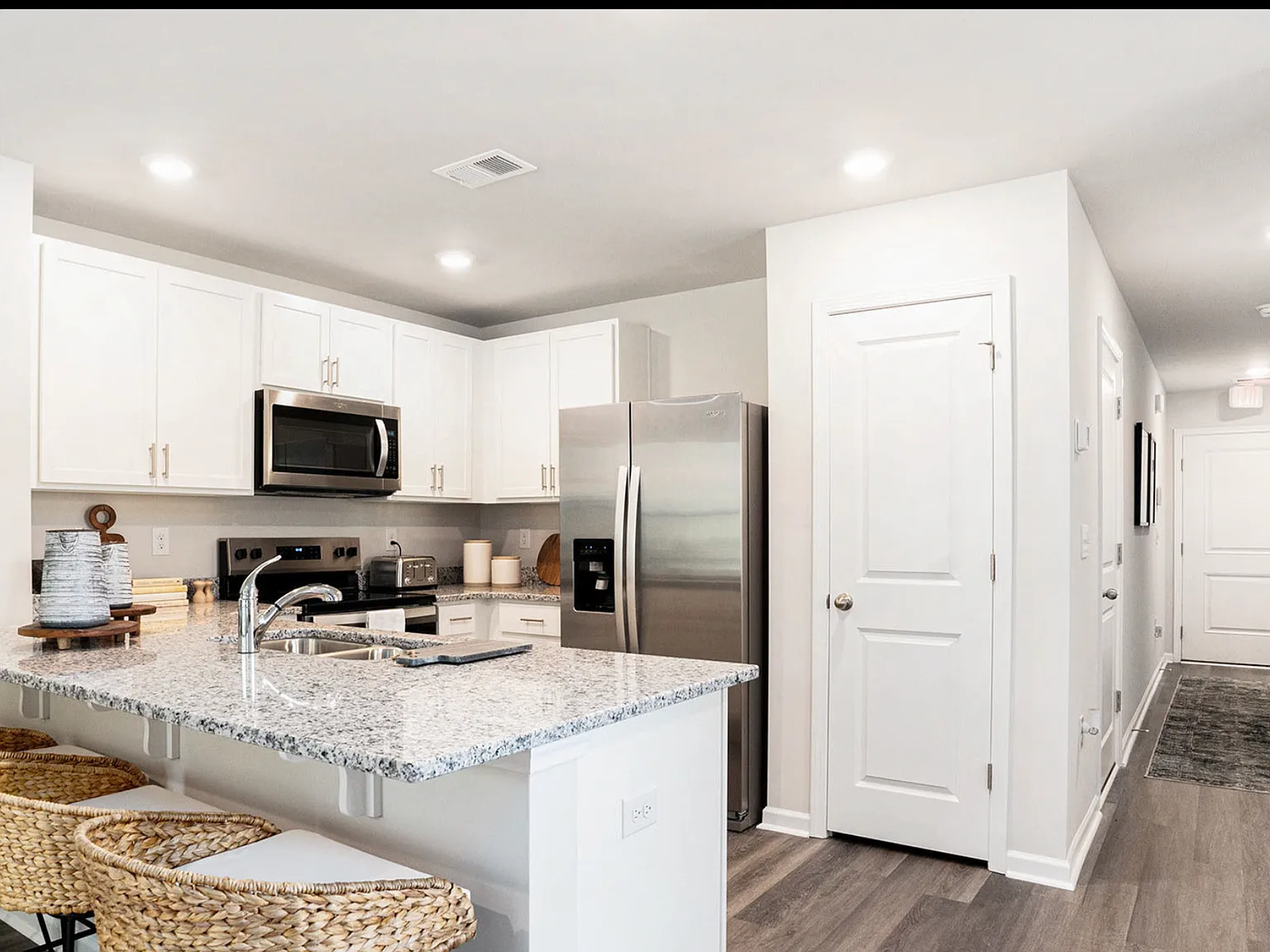 3 bed, 2.5 bath, 1418 sqft, $1,800 — Photo 2
