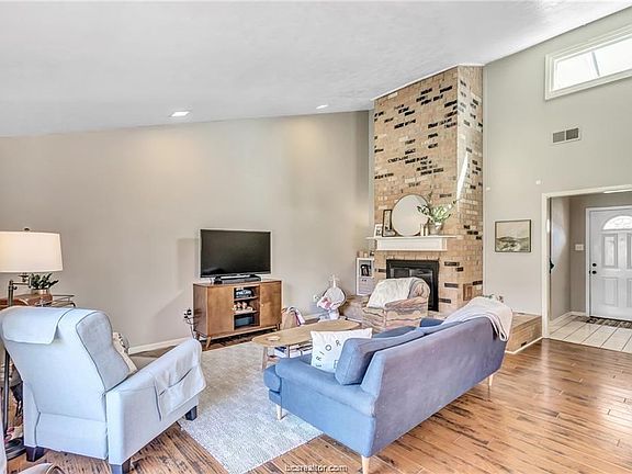2nd image of 2515 Whispering Oaks Cir