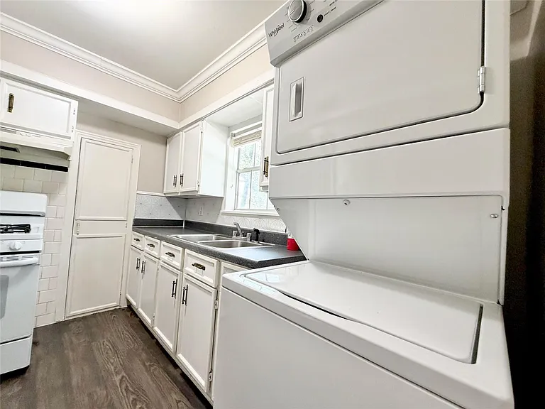 218 W 15th St #L — Photo 4