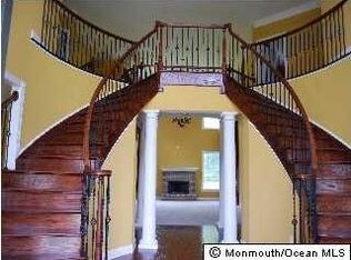 7 Ethan Dr, Farmingdale, NJ 07727