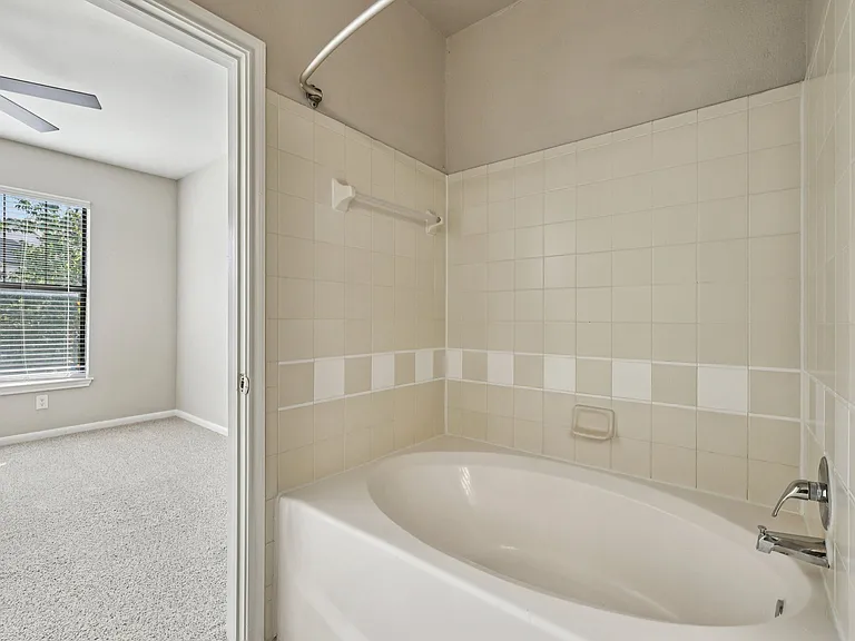 Las Brisas Apartments — Photo 149