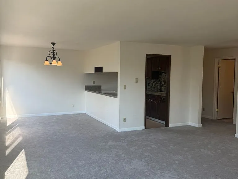 1952 Thorndyke Ave W — Photo 10