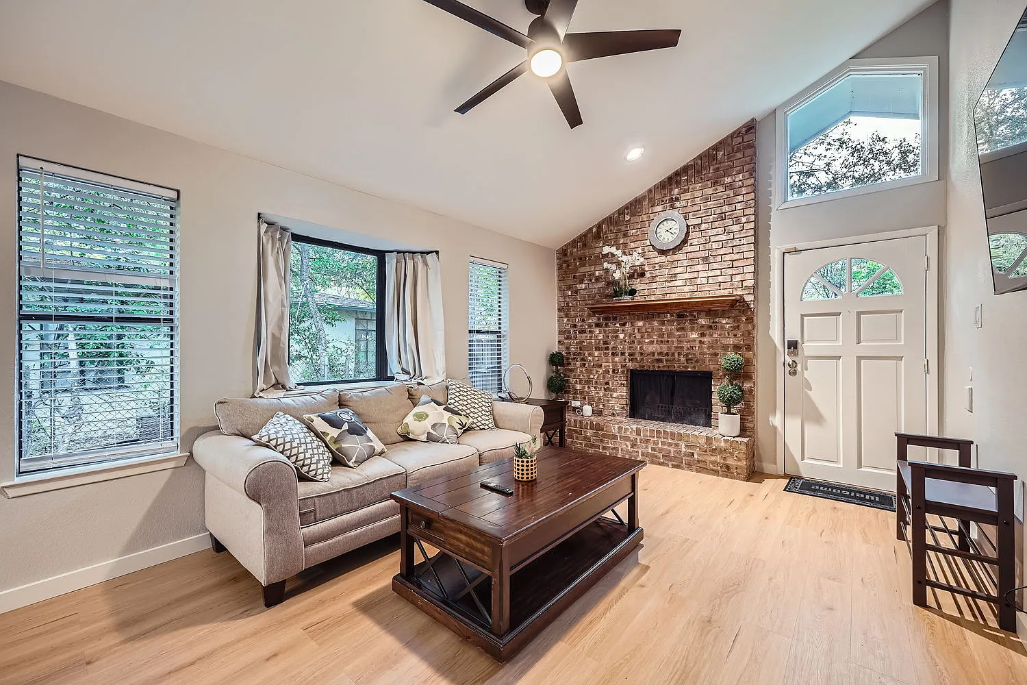 2 bed, 1112 sqft, $2,700 — Photo 2