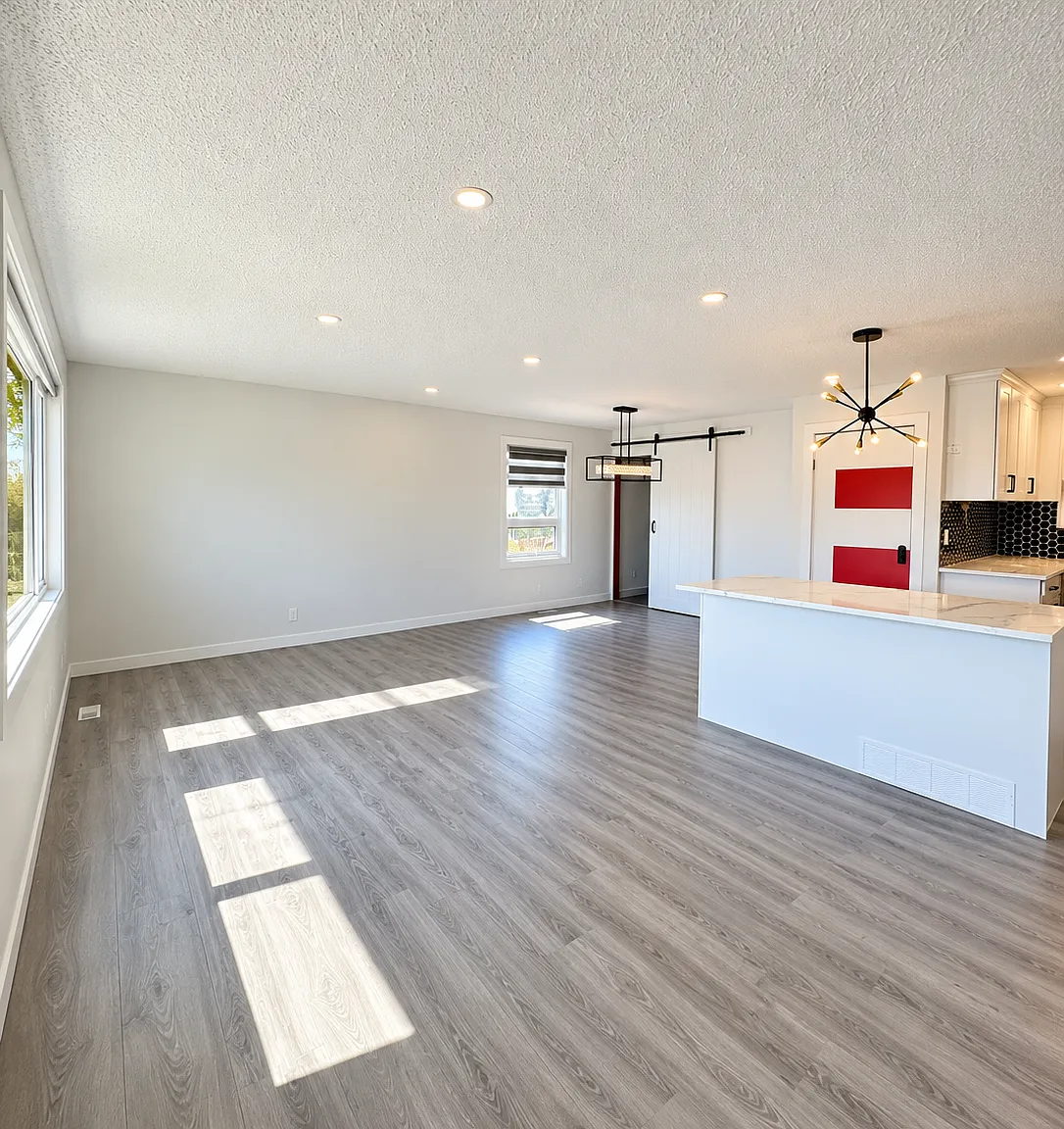 Spacious 5 Bedroom, 2 Bathroom Home in Homesteader | Double Garage | Pet Friendly | Large Backyard — Photo 3