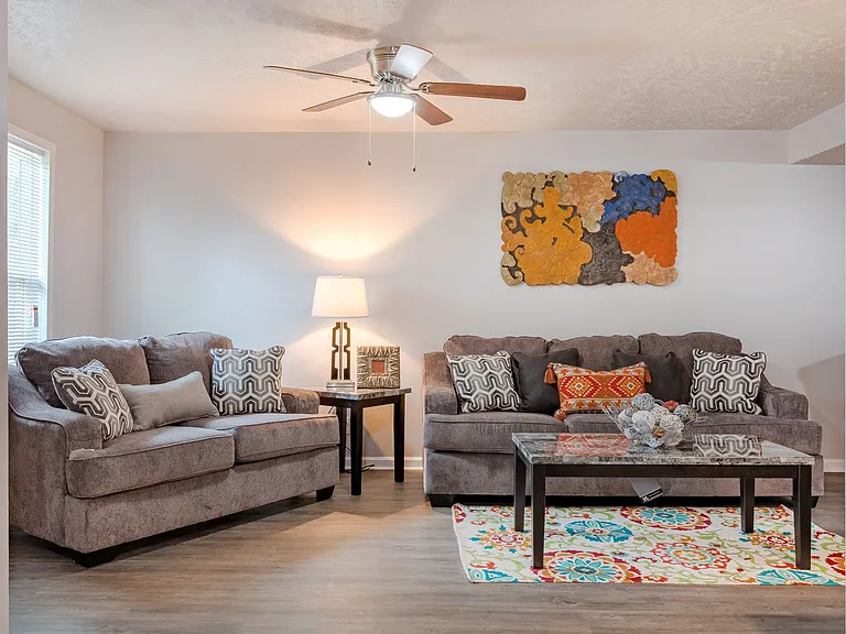 610 E College St — Photo 17