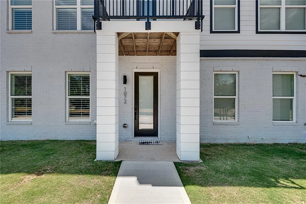 3 bed, 3.5 bath, 2595 sqft, $3,300 — Photo 1