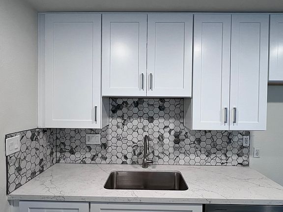 5th image of 1322 E Broadmor Dr