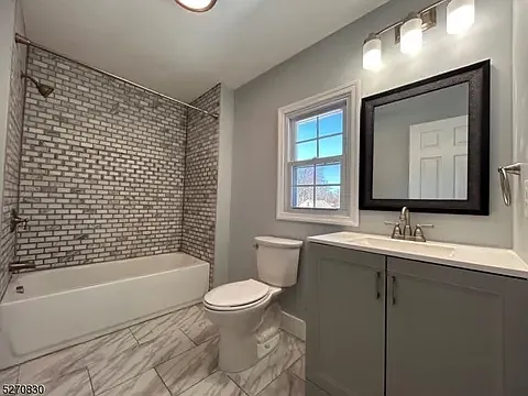 2 bed, 900 sqft, $2,100 — Photo 3