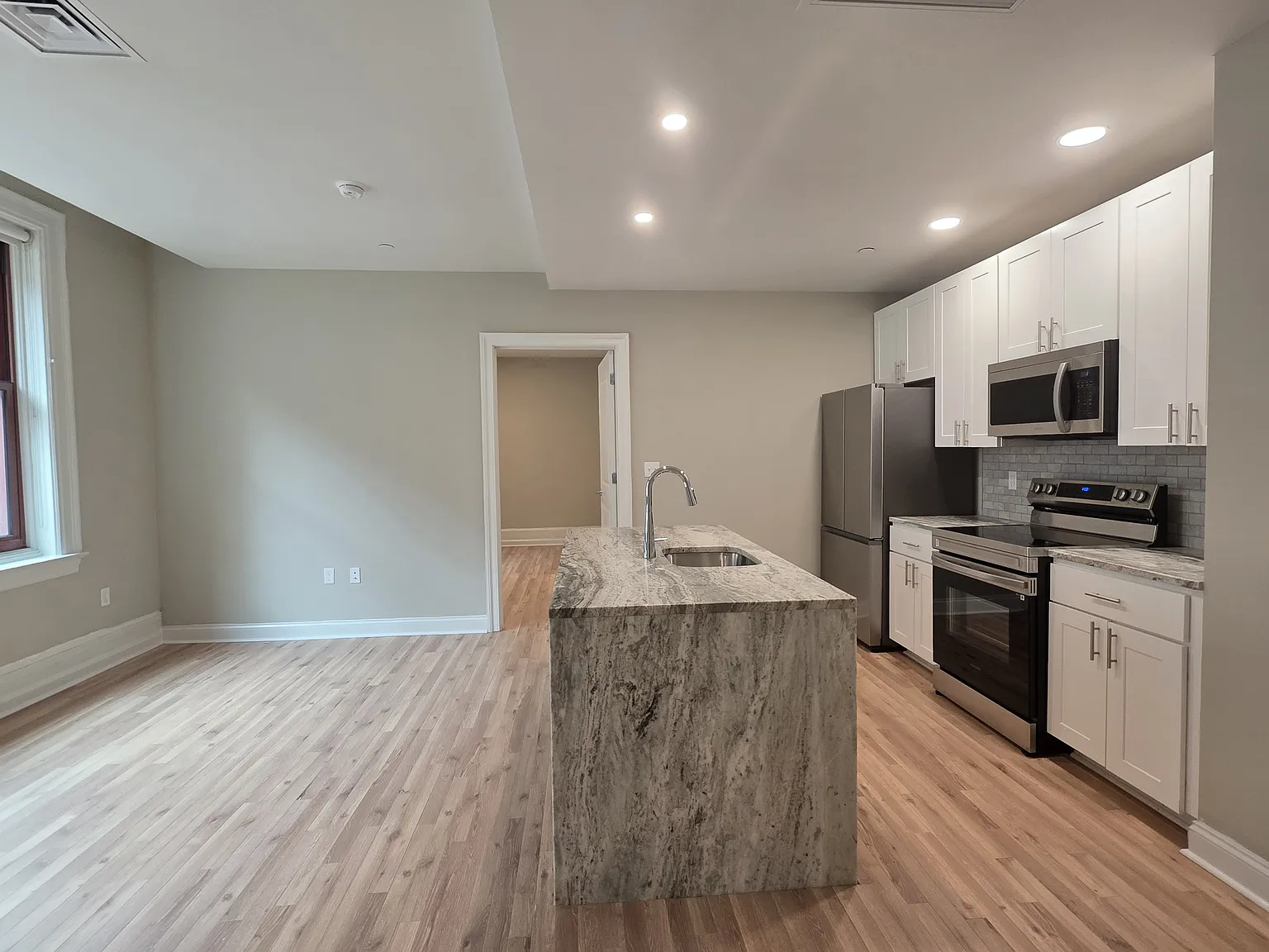 1 bed, 575 sqft, $2,005 — Photo 4