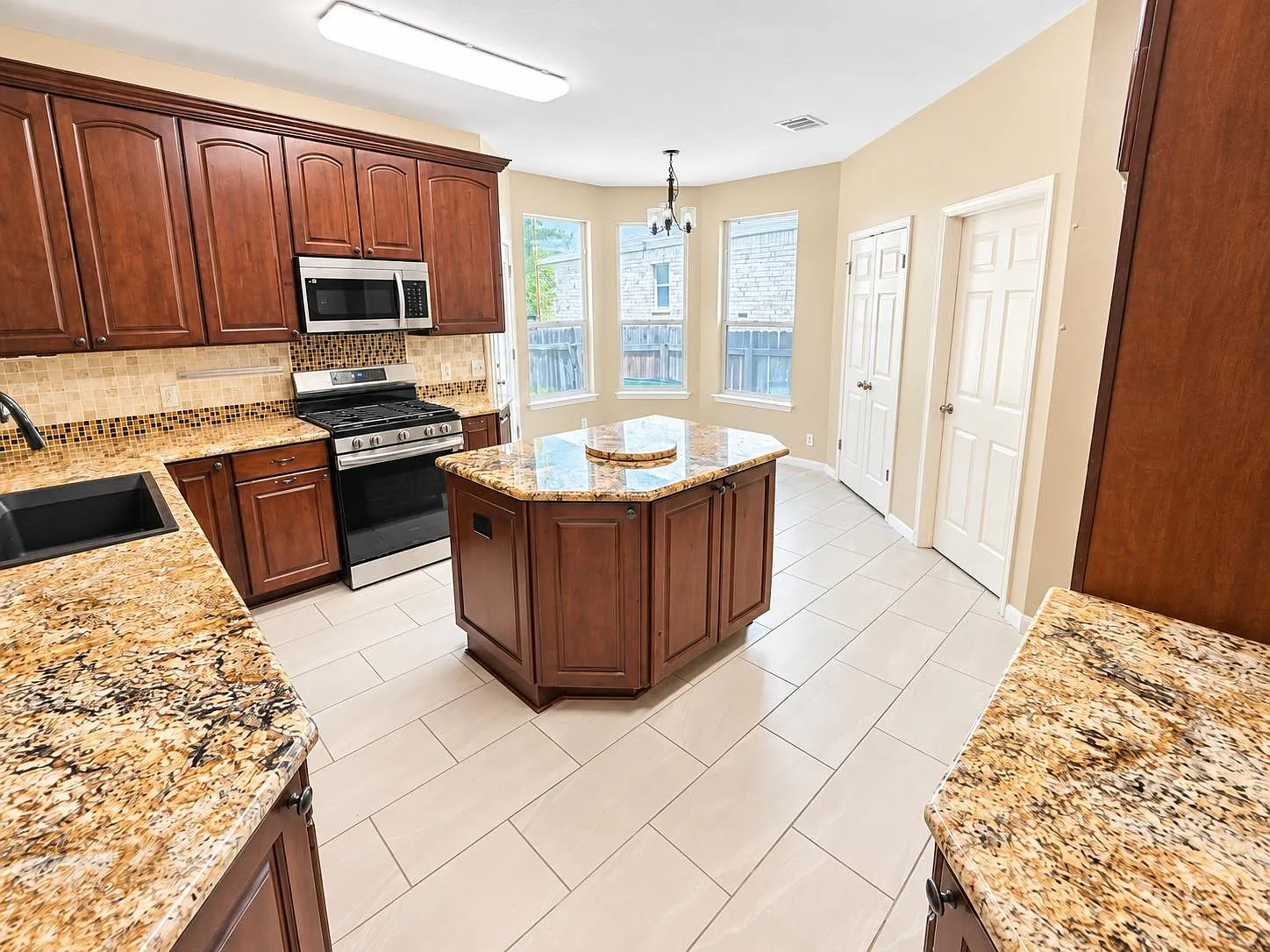 5 bed, 3.5 bath, 2782 sqft, $2,650 — Photo 4