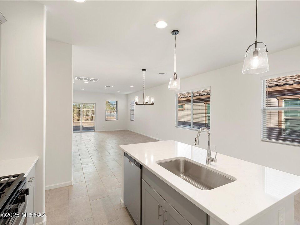 1st image of 880 W Calle Las Varitas