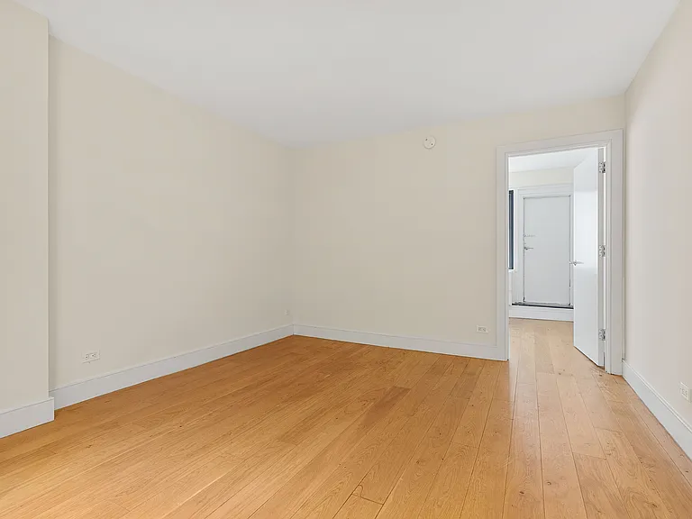230 E 44th St #2D — Photo 5