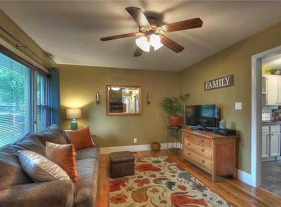 2nd image of 800 W 90th St
