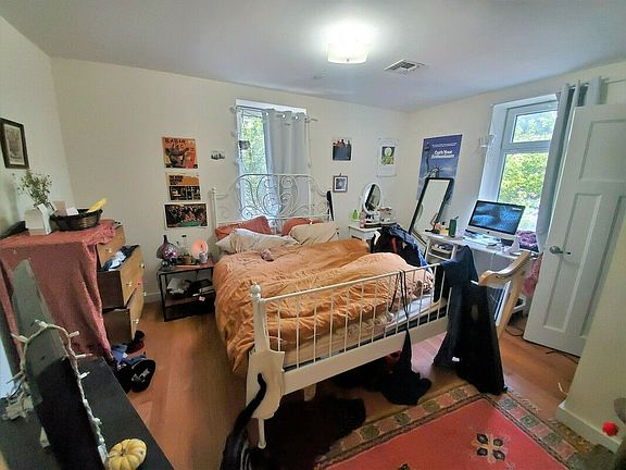 5th image of 960 Willoughby Ave APT 1H