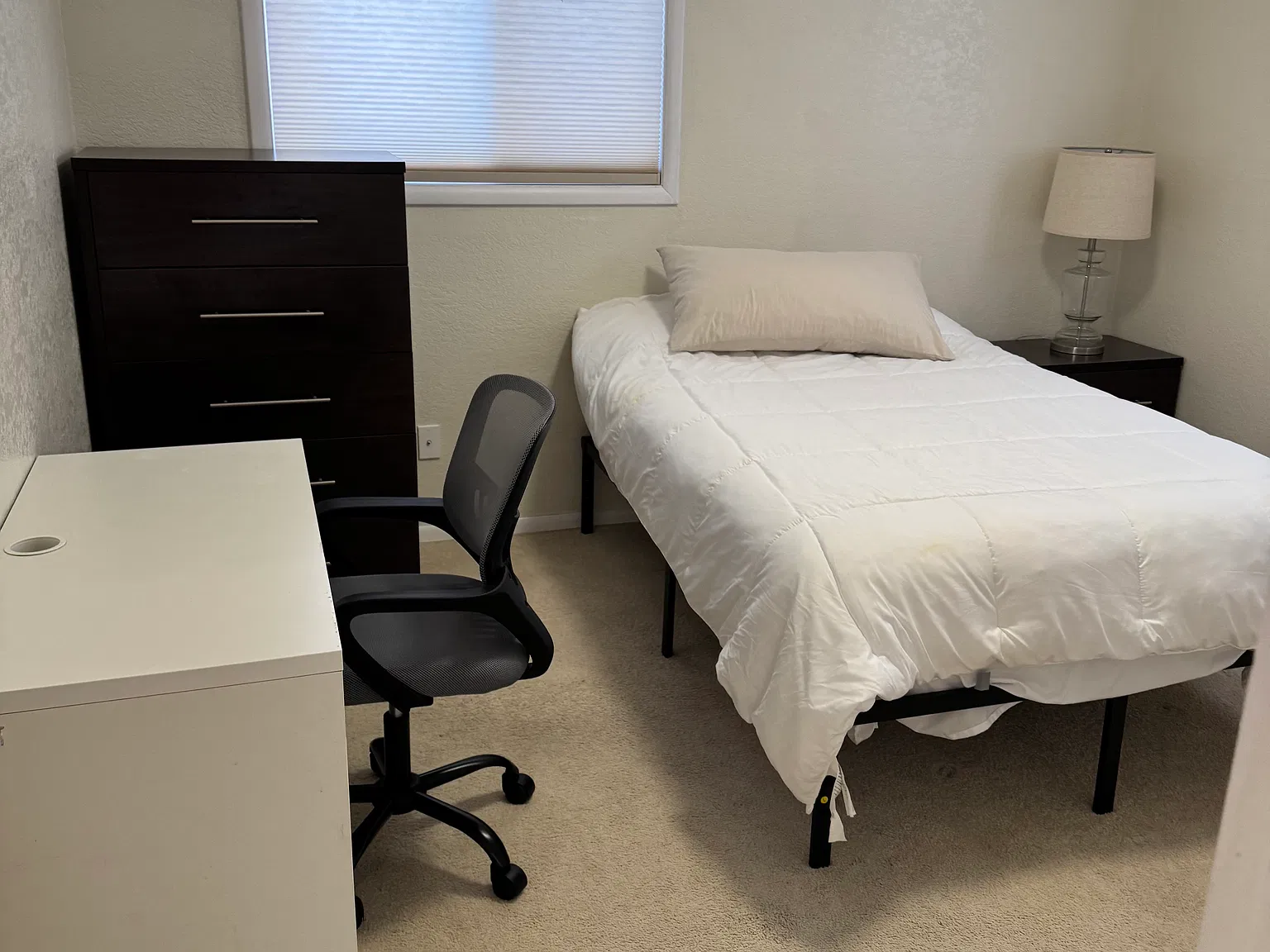 4 bed, 2394 sqft, $1,050 — Photo 2