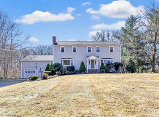 15 Winter Green Ln, Trumbull, CT 06611