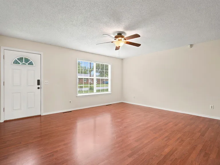 511 E Dyann Dr — Photo 7