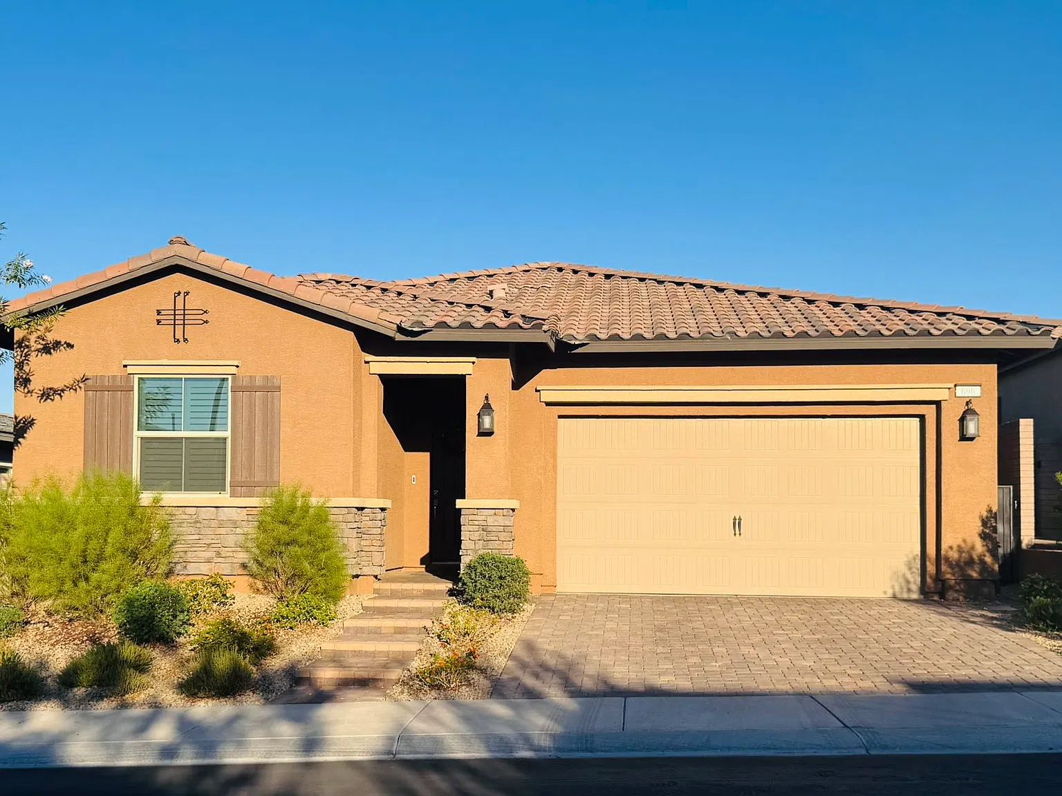 3 bed, 1953 sqft, $2,500 — Photo 1