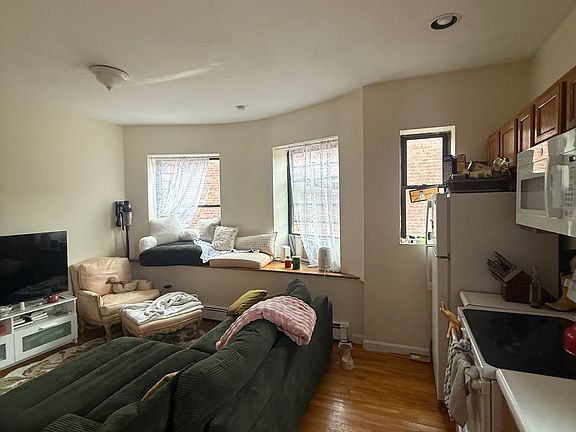 2nd image of 69 Gainsborough St APT 9