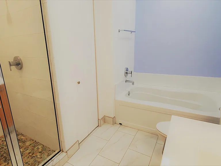 313 NE 2nd St #305 — Photo 22