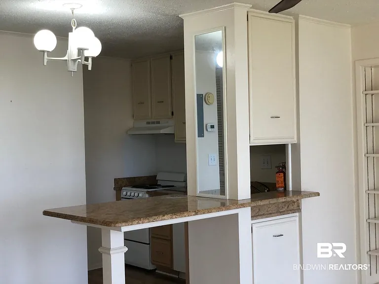 1009 Seacliff Dr N — Photo 6