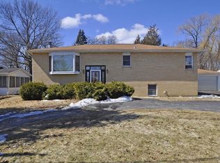 728 N Lakeview Dr, Round Lake, IL 60073