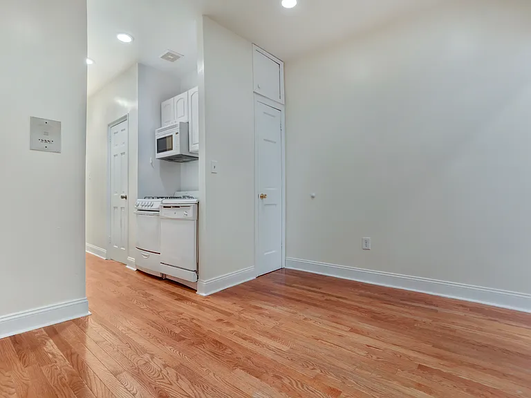 185 E 3rd St #2C — Photo 4