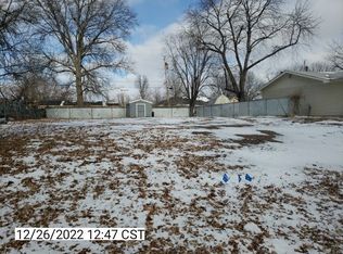 302 NE Spruce Ln, Topeka, KS 66617
