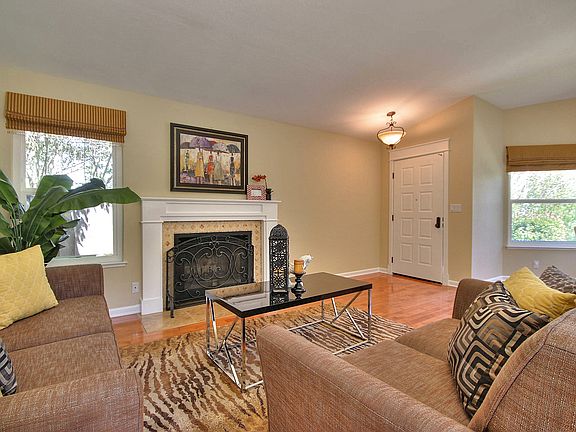 Fireplace & vaulted ceilings