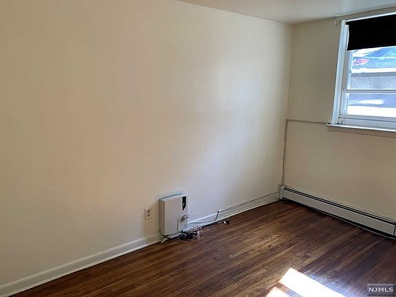 5th image of 473 Grand Ave APT 2