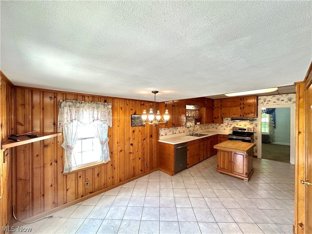 1465 Warner Rd, Hubbard, OH - More