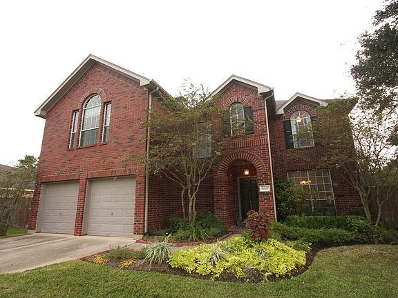 Nice curb appeal  on a large cul-de-sac lot