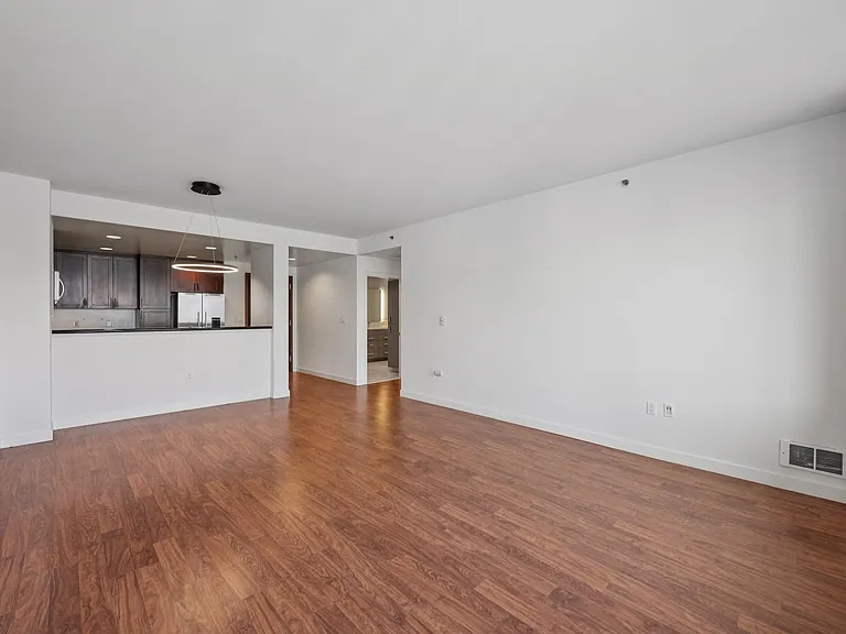 260 King St #1011 — Photo 4