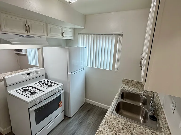 12414 Dunrobin Ave #5 — Photo 2