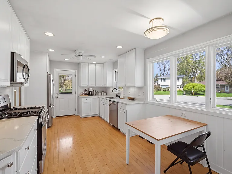 1322 Brook Ln — Photo 6