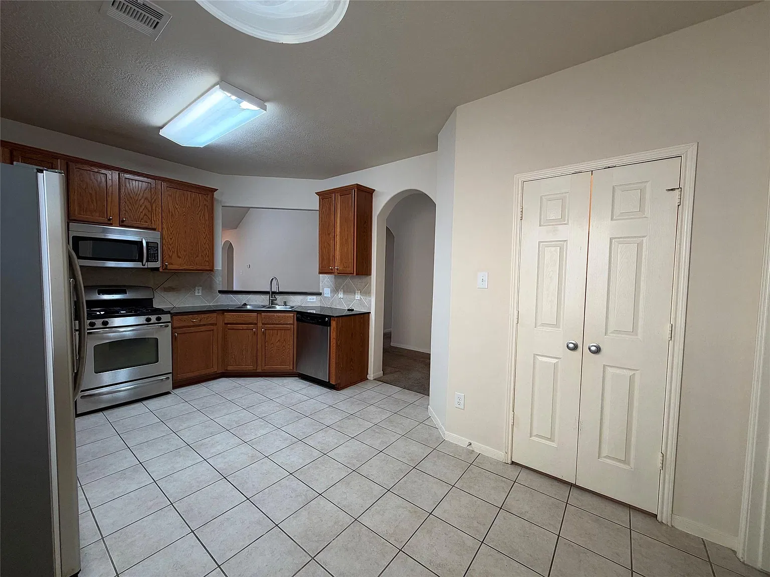4 bed, 2.5 bath, 1976 sqft, $1,995 — Photo 4