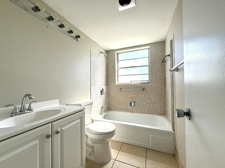 93 Sheffield St E #93-D — Photo 32