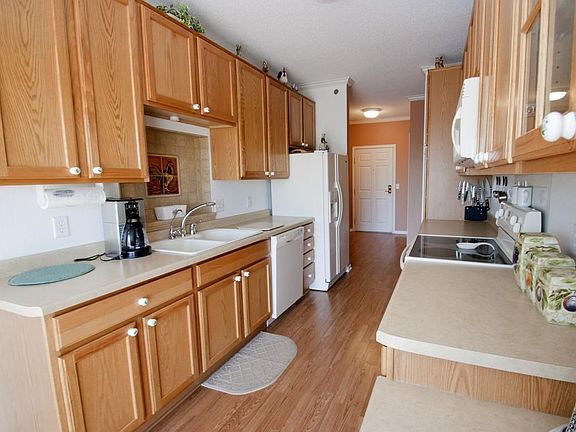 Lots of cabinets in the kitchen