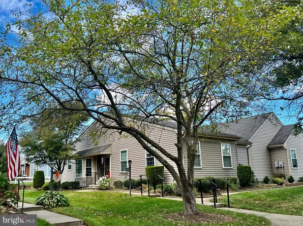 2 Benjamin Franklin Dr, Monroe Township, NJ 08831